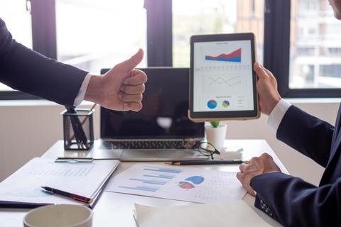 Herramientas digitales para mejorar la productividad en el trabajo Profesional trabajando con herramientas digitales para mejorar la productividad laboral